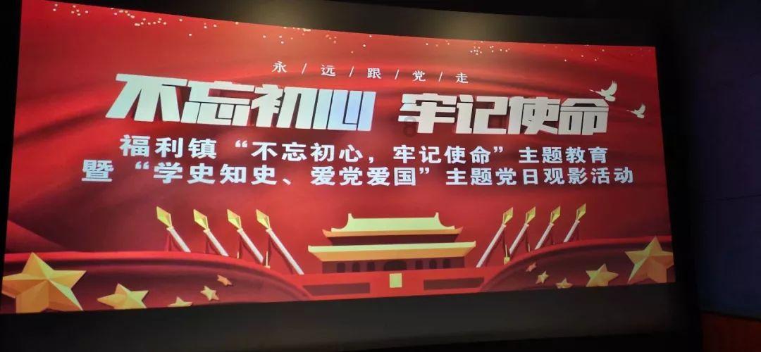 一年级学生看到老师来家访，撒腿跑回家锁门。老师只好跟家长在门口交流